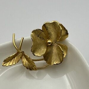 Vintage Giovanni Dainty Violet or Pansy Gold Tone Floral Brooch